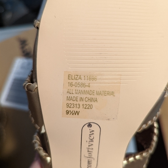 ð
ºCOMFORTVIEW Gold Mules - Picture 4 of 6